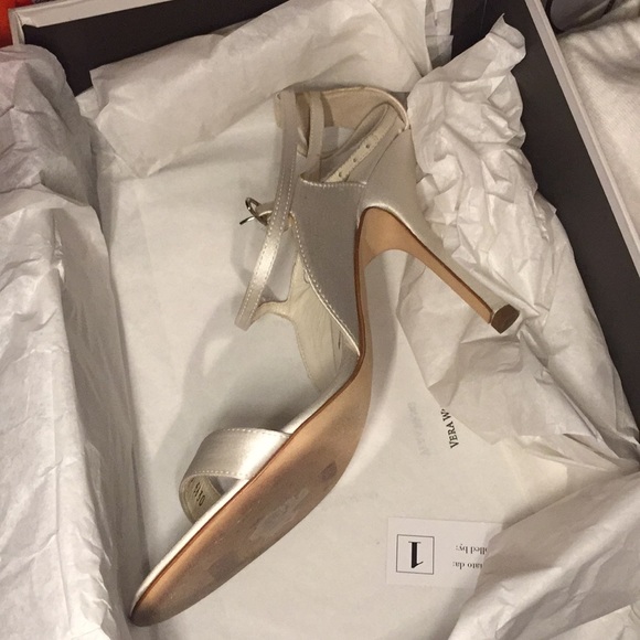 Vera Wang Wedding Shoe - Picture 4 of 5